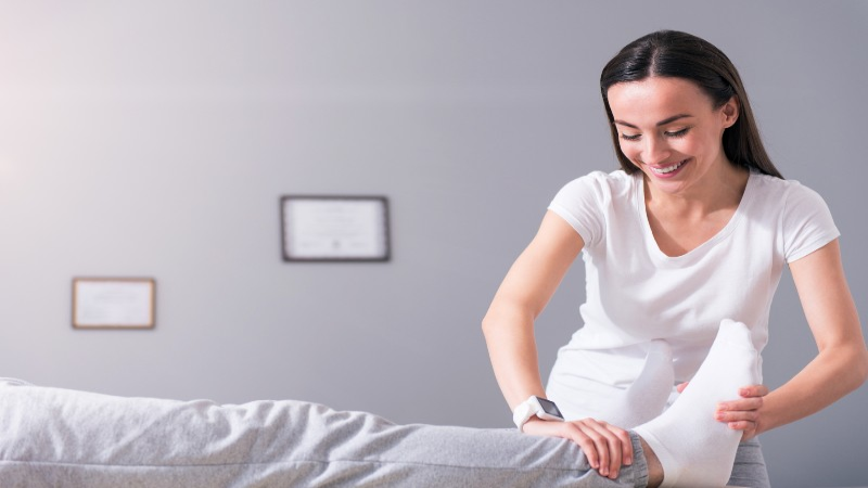 Why It’s Important to Visit a Podiatrist in Phoenix, AZ Who Accepts Medicare